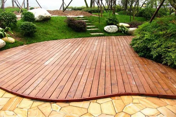 防腐木户外地板的介绍和保养